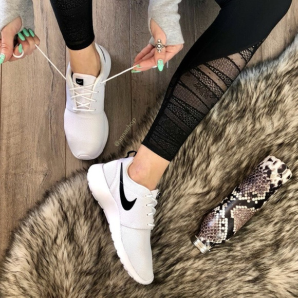 NIKE White Casual Shoes - Picture 7 of 8